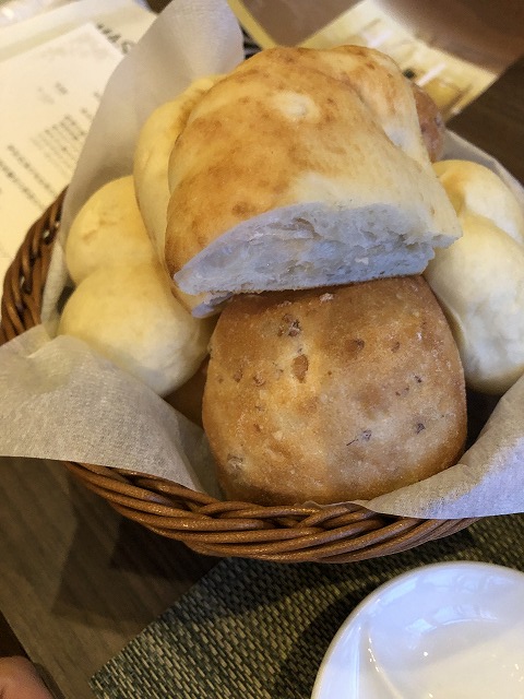 アンダリゾート伊豆高原の食事の焼きたて食べ放題パン